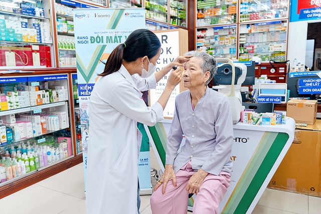 Long Châu và V.Rohto tầm soát thị lực miễn phí - Vì sức khỏe đôi mắt Việt- Ảnh 2.