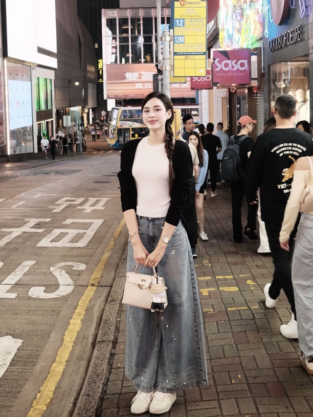 Đỗ Thị Hà khéo léo phối sneakers trắng với quần jeans ống rộng, áo thun ôm sát và cardigan đen mỏng Đỗ Thị Hà khéo léo phối sneakers trắng với quần jeans ống rộng, áo thun ôm sát và cardigan đen mỏng