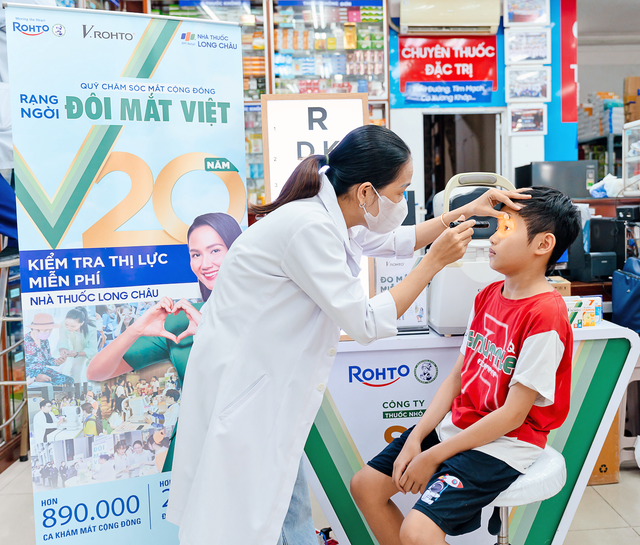 Long Châu và V.Rohto tầm soát thị lực miễn phí - Vì sức khỏe đôi mắt Việt- Ảnh 1.