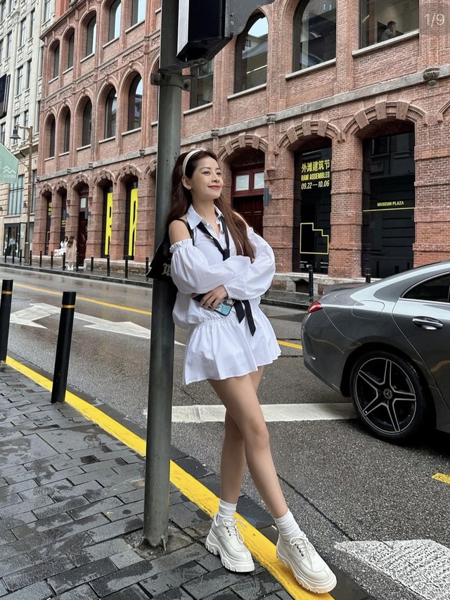 All white luôn mang đến cảm giác thanh lịch và “sạch sẽ” tuyệt đối, nhưng nếu không khéo léo, công thức này rất dễ trở nên nhạt nhòa All white luôn mang đến cảm giác thanh lịch và “sạch sẽ” tuyệt đối, nhưng nếu không khéo léo, công thức này rất dễ trở nên nhạt nhòa