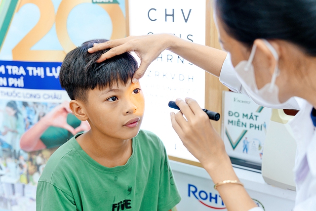 Long Châu và V.Rohto tầm soát thị lực miễn phí - Vì sức khỏe đôi mắt Việt- Ảnh 3.
