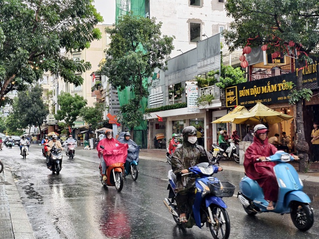 Mưa giông đang phát triển mạnh ở TP.HCM, nơi nào sẽ có mưa to?- Ảnh 1.
