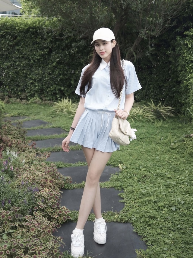 Trang phục sắc pastel và giày trắng là bộ đôi hoàn hảo cho những ai yêu phong cách nữ tính nhưng vẫn muốn giữ nét hiện đại Trang phục sắc pastel và giày trắng là bộ đôi hoàn hảo cho những ai yêu phong cách nữ tính nhưng vẫn muốn giữ nét hiện đại