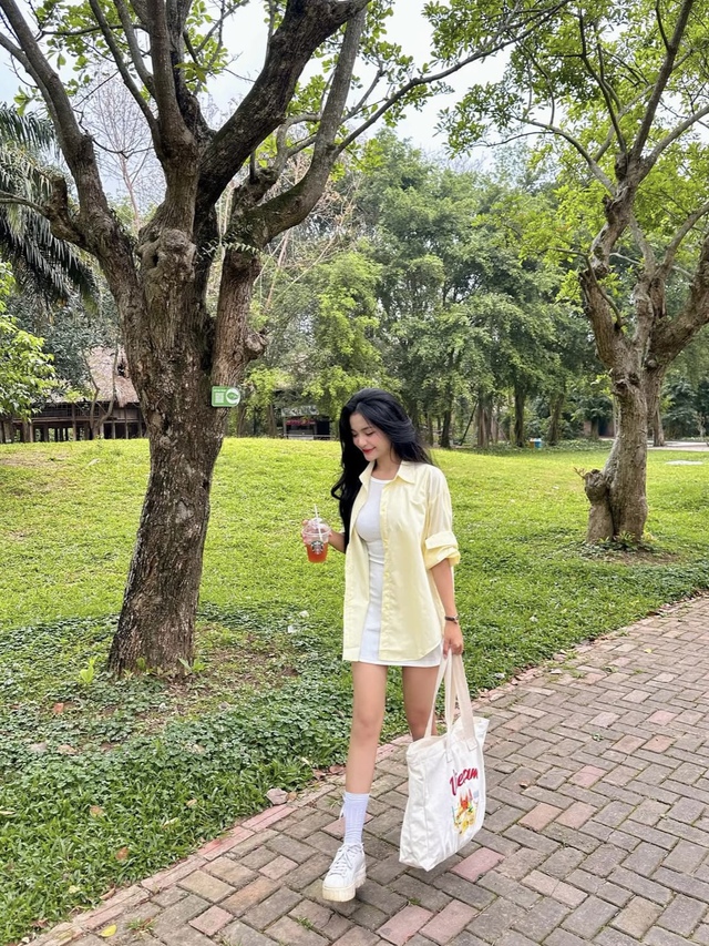 Một chiếc áo khoác sắc vàng pastel nhẹ nhàng bên ngoài, kết hợp cùng đôi giày trắng năng động cũng làm tổng thể thêm nhẹ nhàng và nữ tính Một chiếc áo khoác sắc vàng pastel nhẹ nhàng bên ngoài, kết hợp cùng đôi giày trắng năng động cũng làm tổng thể thêm nhẹ nhàng và nữ tính