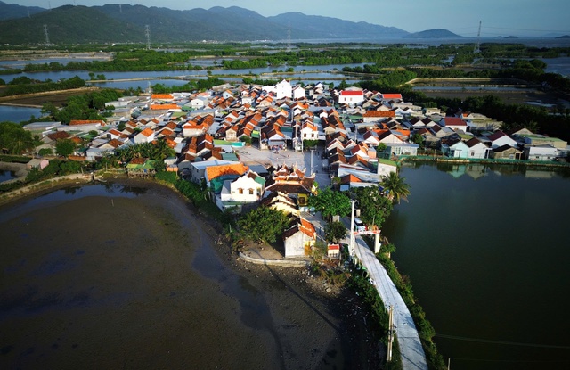 Những ngôi làng tuyệt đẹp ven biển: 'Ốc đảo' Hà Liên- Ảnh 1.