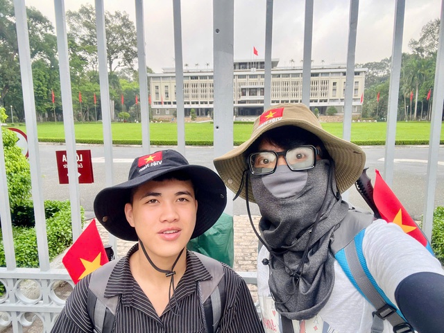 Hai chàng trai đi bộ hơn 2 tháng đến Hà Nội xem diễu binh, diễu hành 2.9 - Ảnh 5.