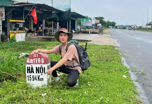 Hai chàng trai đi bộ hơn 2 tháng đến Hà Nội xem diễu binh, diễu hành 2.9 - Ảnh 3.