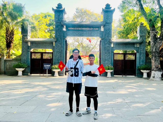 Hai chàng trai đi bộ hơn 2 tháng đến Hà Nội xem diễu binh, diễu hành 2.9 - Ảnh 6.