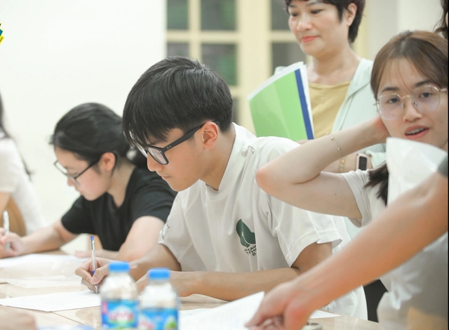 Thi vào lớp 10, phần lớn chọn môn ngoại ngữ- Ảnh 1. Thi vào lớp 10, phần lớn chọn môn ngoại ngữ- Ảnh 1.