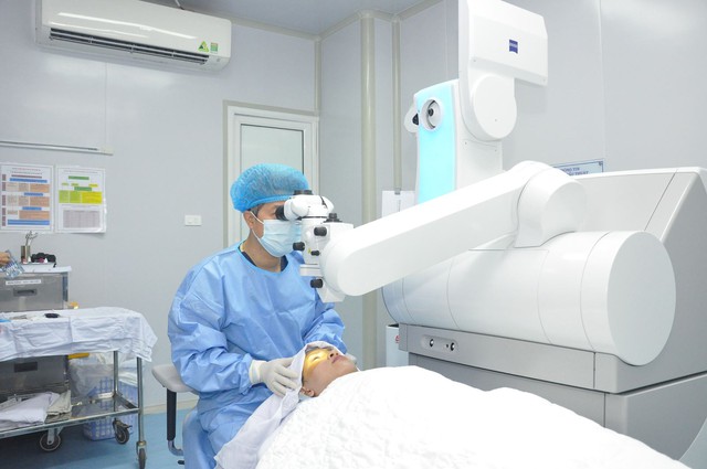 Thời điểm ph&ugrave; hợp để phẫu thuật điều trị tật kh&uacute;c xạ - Ảnh 1.