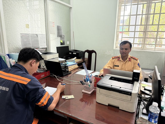 CSGT TP.HCM phạt tài xế xe chở rác chuyển làn ẩu từ clip người dân gửi đến - Ảnh 2.