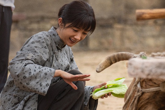 Dương Mịch tái xuất với tạo hình nông dân trong phim mới - Ảnh 2.