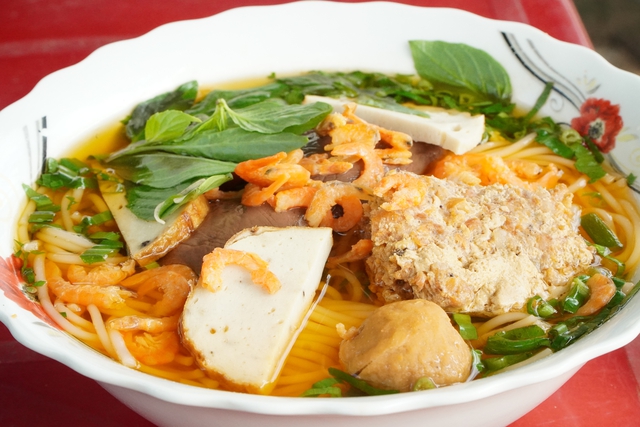 Quán bún riêu 40 năm núp hẻm của vợ chồng nghèo 'phóng khoáng' miền Tây- Ảnh 4.