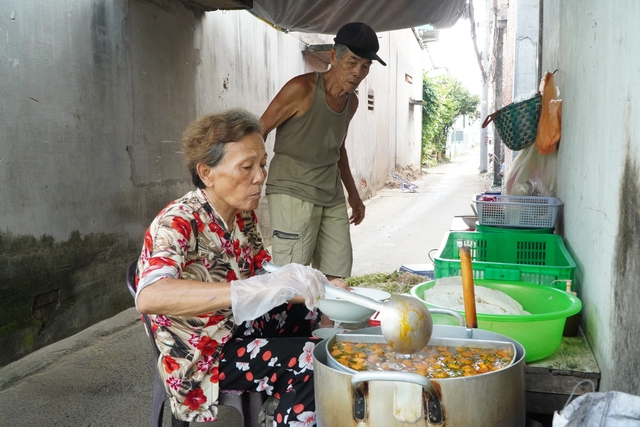 Quán bún riêu 40 năm núp hẻm của vợ chồng nghèo 'phóng khoáng' miền Tây- Ảnh 1.