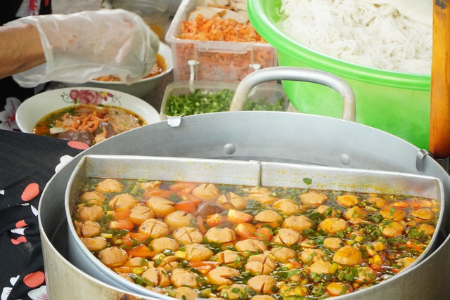 Quán bún riêu 40 năm núp hẻm của vợ chồng nghèo 'phóng khoáng' miền Tây- Ảnh 5.