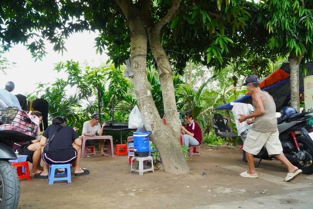 Quán bún riêu 40 năm núp hẻm của vợ chồng nghèo 'phóng khoáng' miền Tây- Ảnh 3.