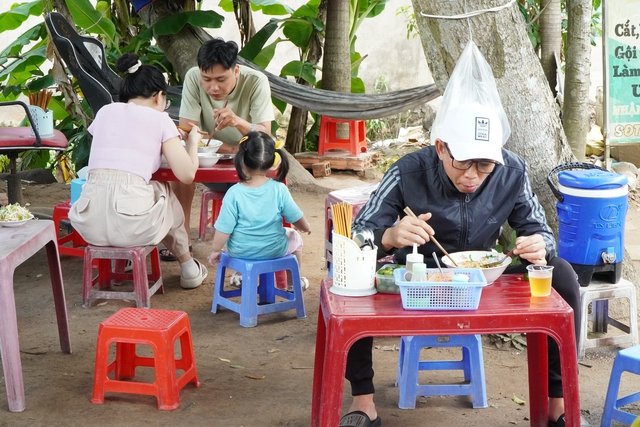 Quán bún riêu 40 năm núp hẻm của vợ chồng nghèo 'phóng khoáng' miền Tây- Ảnh 2.