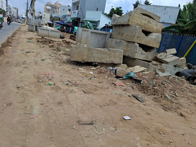 Bạn đọc viết: Thi công đường quá lâu, làm khổ dân  - Ảnh 1.
