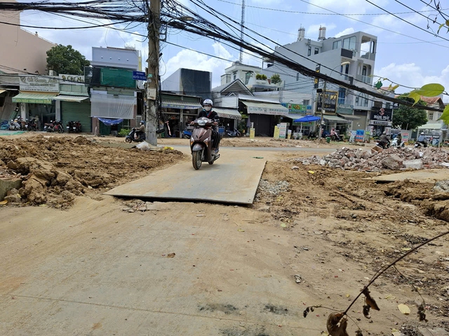 Bạn đọc viết: Thi công đường quá lâu, làm khổ dân  - Ảnh 2.
