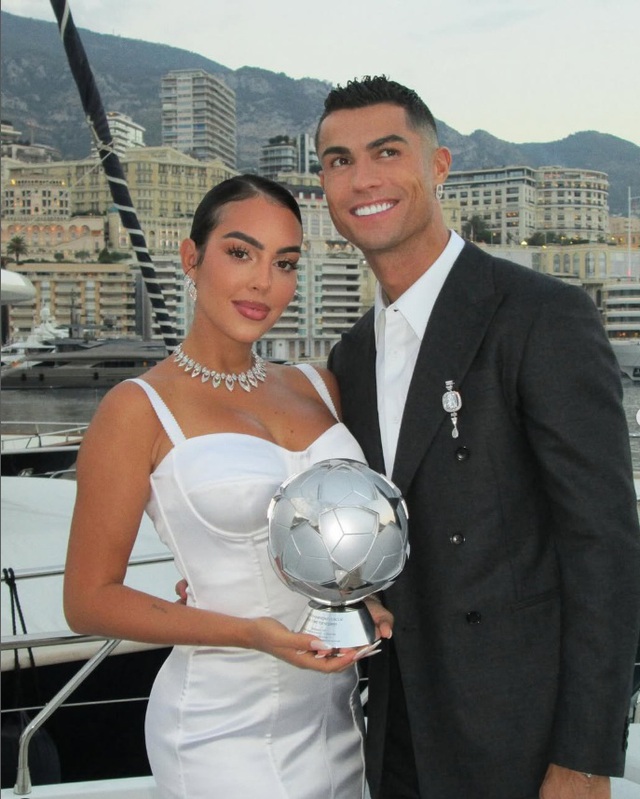 Ronaldo cầu h&ocirc;n Georgina bằng nhẫn kim cương &lsquo;khổng lồ&rsquo;, chương mới cho chuyện t&igrave;nh 10 năm- Ảnh 2.