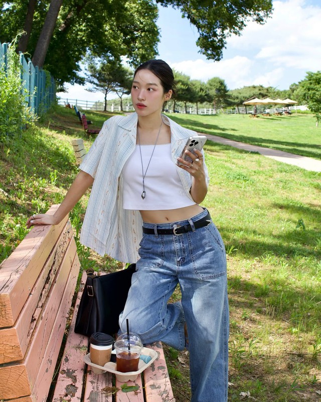 Cách phối quần jeans ống rộng trẻ trung và cá tính - Ảnh 2.