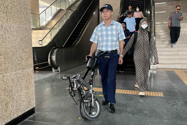 Vụ cấm mang xe đạp điện l&ecirc;n t&agrave;u metro: Do nh&acirc;n vi&ecirc;n Hanoi Metro tự th&ocirc;ng b&aacute;o?- Ảnh 1.