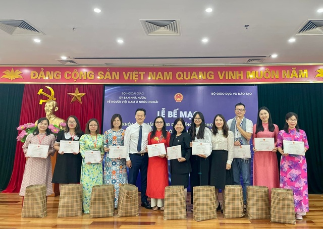 Giữ gìn tiếng Việt từ ông Đặng Xuân Lộc: Người giữ hồn văn hóa Việt tại Romania - Ảnh 2.