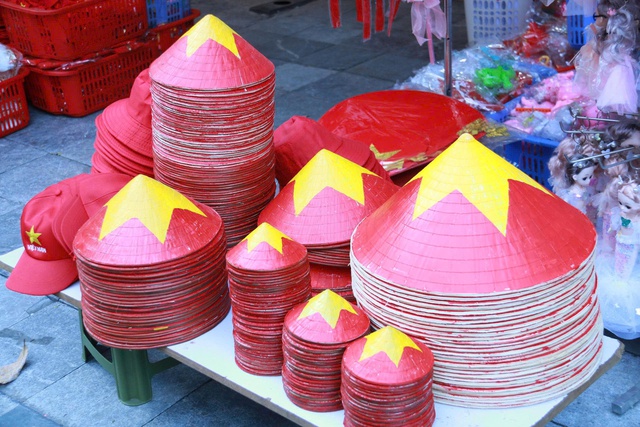 Sôi động thị trường thời trang, phụ kiện 'ăn theo' Quốc khánh 2.9- Ảnh 2.
