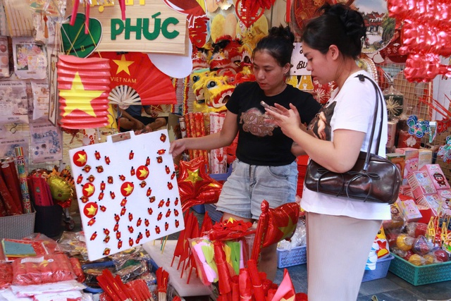 Sôi động thị trường thời trang, phụ kiện 'ăn theo' Quốc khánh 2.9- Ảnh 1.