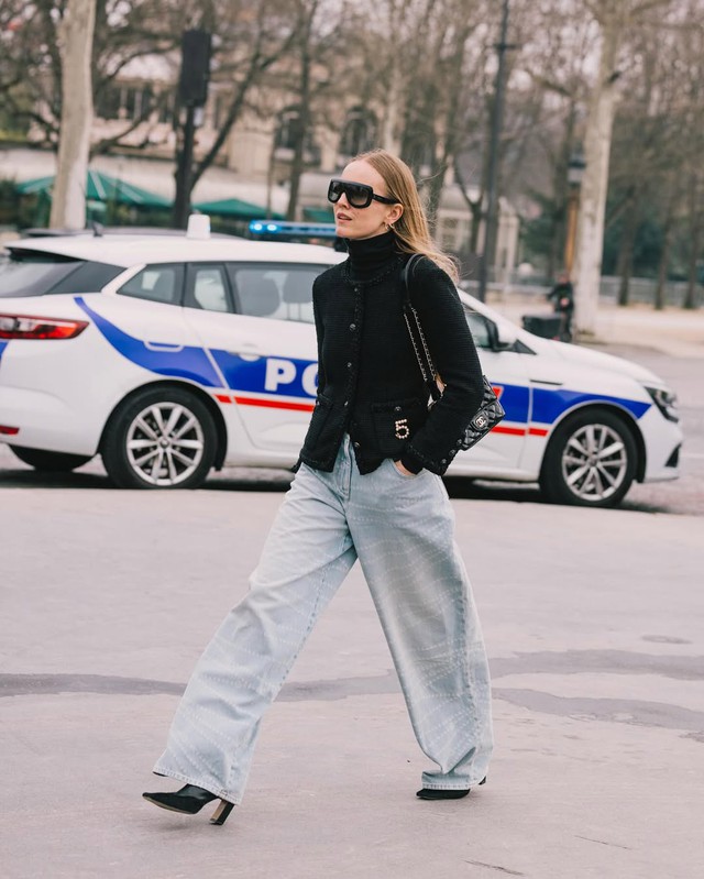 Cách phối quần jeans ống rộng trẻ trung và cá tính - Ảnh 1.