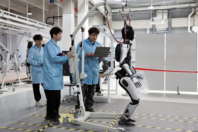 AgiBot sắp triển khai robot hình người vào nhà máy- Ảnh 1. AgiBot sắp triển khai robot hình người vào nhà máy- Ảnh 1.