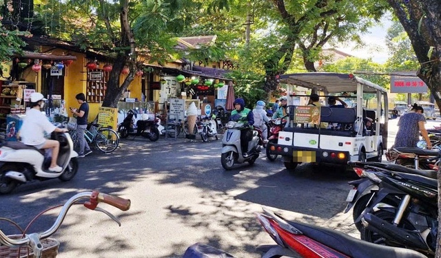 Bát nháo xe điện du lịch ở phố cổ Hội An- Ảnh 1.