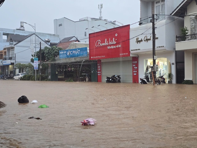 Sạt lở taluy tại P . Xuân Trường - Đà Lạt khiến 1 người chết , 1 người mất tích - Ảnh 5.