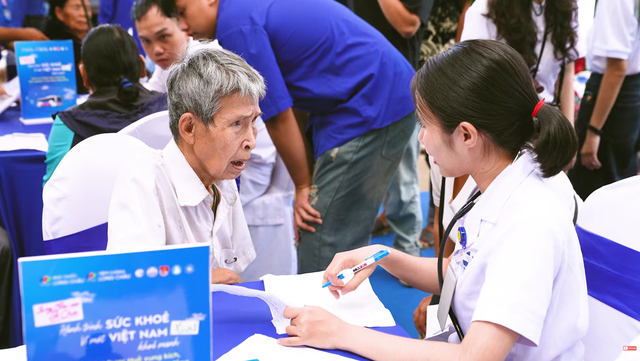 ‘Long Châu sẻ chia’ tiếp tục hành trình vì một Việt Nam khỏe mạnh - Ảnh 2. ‘Long Châu sẻ chia’ tiếp tục hành trình vì một Việt Nam khỏe mạnh - Ảnh 2.