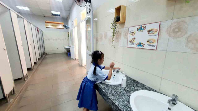 Nhà vệ sinh trường học: Chuyện tưởng nhỏ mà không nhỏ - Ảnh 1.