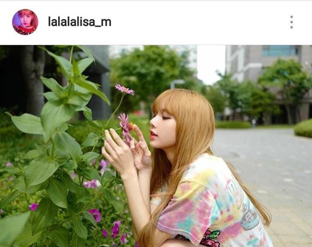 

Và bài đăng của Lisa cũng xuất hiện đúng thời điểm ấy với hình ảnh tương tự, càng làm dấy lên tin đồn cả hai đang hẹn hò  