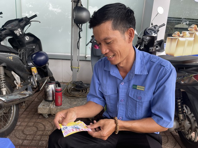 Xúc động nhân viên bảo vệ trả lại 60 tờ vé số cho người đánh rơi - Ảnh 1.
