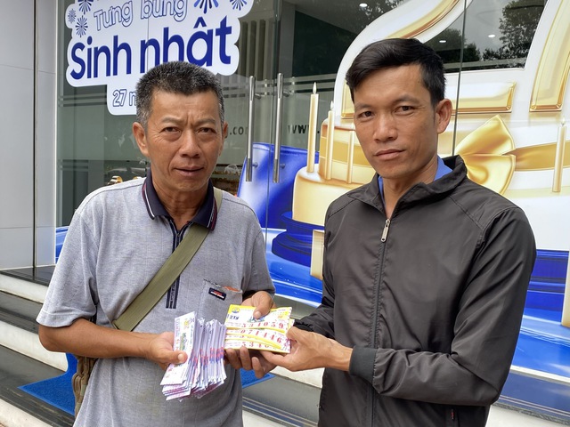 Xúc động nhân viên bảo vệ trả lại 60 tờ vé số cho người đánh rơi - Ảnh 2.