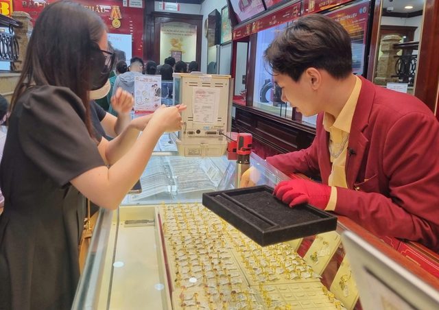 Khi nào giá vàng trong nước có thể 'hạ nhiệt'?- Ảnh 2. Khi nào giá vàng trong nước có thể 'hạ nhiệt'?- Ảnh 2.