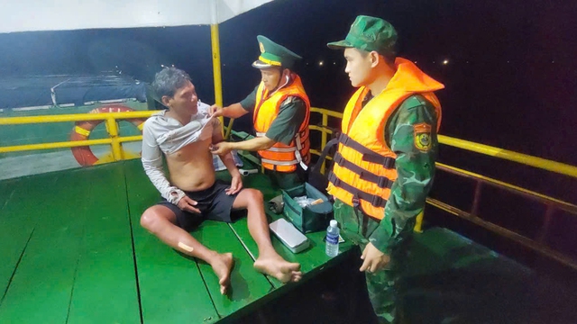 Tàu sắt tông chìm tàu cá, 3 ngư dân Đắk Lắk được cứu sống - Ảnh 1.