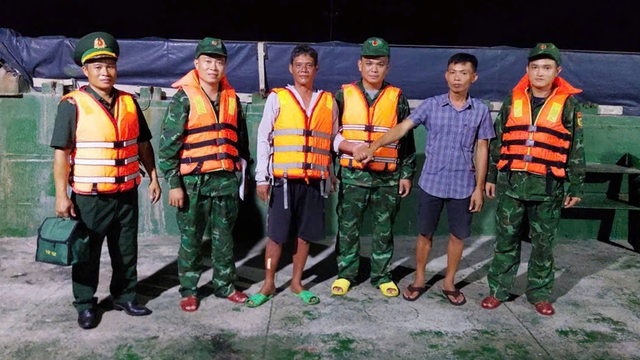 Tàu sắt tông chìm tàu cá, 3 ngư dân Đắk Lắk được cứu sống - Ảnh 2.