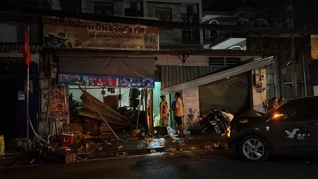 TP.HCM: Ô tô tông vào 2 nhà dân, 2 người đi cấp cứu- Ảnh 1.