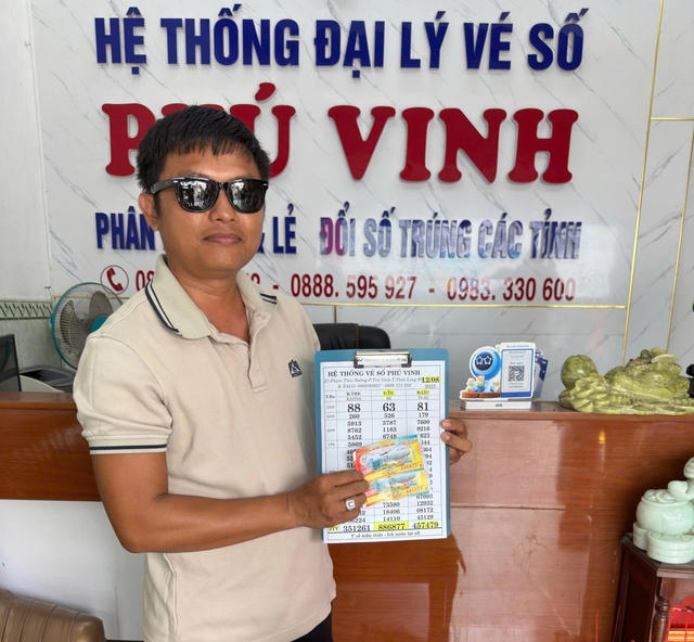 Khách trúng độc đắc 4 tỉ xổ số miền Nam, thuê xe 7 chỗ đi đổi thưởng - Ảnh 1.