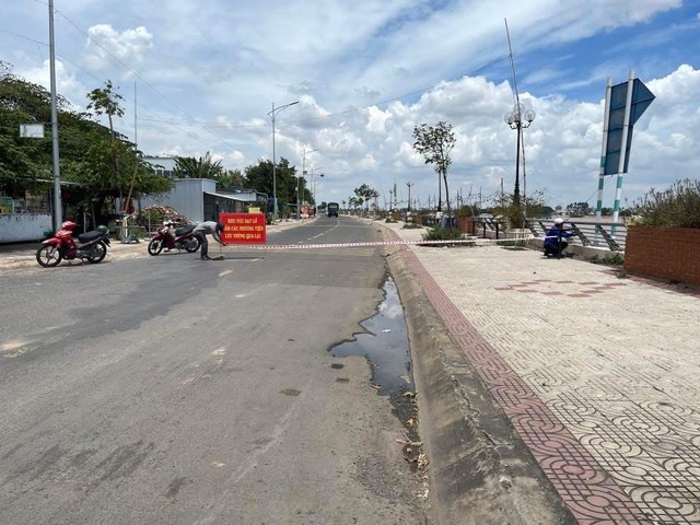 Kè sông Tiền tiếp tục sạt lở nghiêm trọng, tổng chiều dài gần 100m- Ảnh 3. Kè sông Tiền tiếp tục sạt lở nghiêm trọng, tổng chiều dài gần 100m- Ảnh 3.