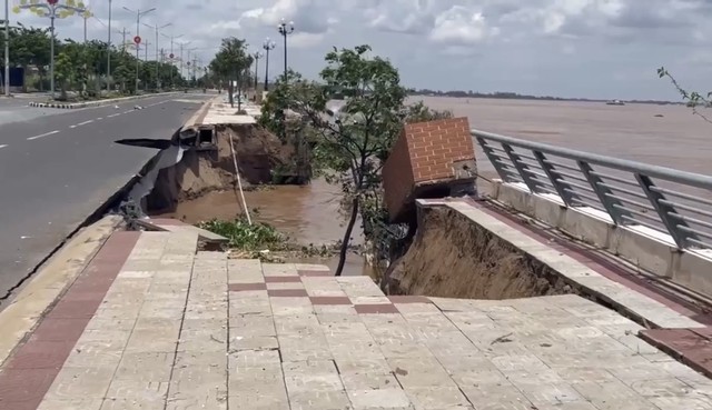 Kè sông Tiền tiếp tục sạt lở nghiêm trọng, tổng chiều dài gần 100m- Ảnh 1. Kè sông Tiền tiếp tục sạt lở nghiêm trọng, tổng chiều dài gần 100m- Ảnh 1.