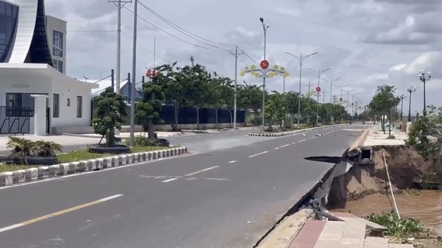 Kè sông Tiền tiếp tục sạt lở nghiêm trọng, tổng chiều dài gần 100m- Ảnh 2. Kè sông Tiền tiếp tục sạt lở nghiêm trọng, tổng chiều dài gần 100m- Ảnh 2.