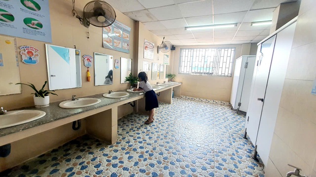 Nhà vệ sinh trường học: Chuyện tưởng nhỏ mà không nhỏ - Ảnh 2.