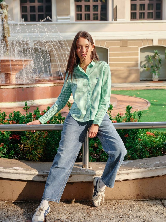 Diện mạo tươi trẻ, nổi bật cùng quần jeans và sơ mi họa tiết Gingham - Ảnh 2.