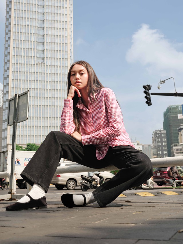 Diện mạo tươi trẻ, nổi bật cùng quần jeans và sơ mi họa tiết Gingham - Ảnh 8.
