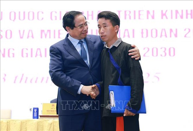 Thủ tướng động viên trưởng bản dũng cảm cứu 90 người khỏi thảm họa lũ quét- Ảnh 1.